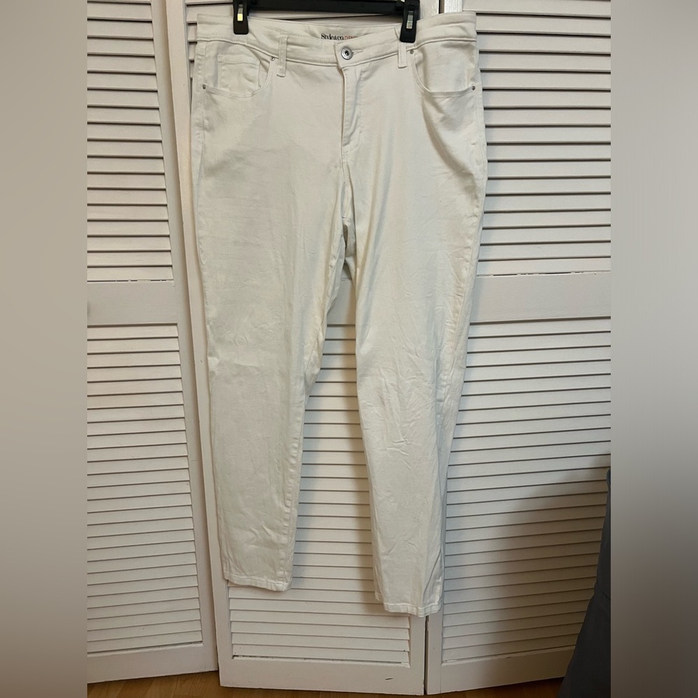 Women’s white plus size skinny jeans. Size 16. Style & Co. Like new.